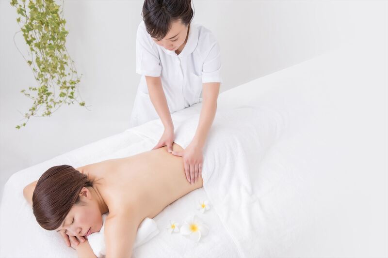 背中を施術するスタッフ